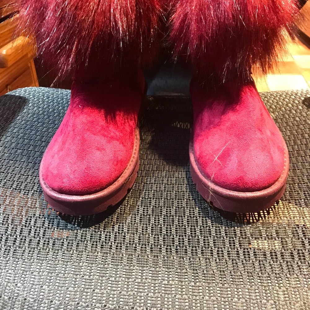 Rouge Size 7. Maroon FauxFur/Suede Boots